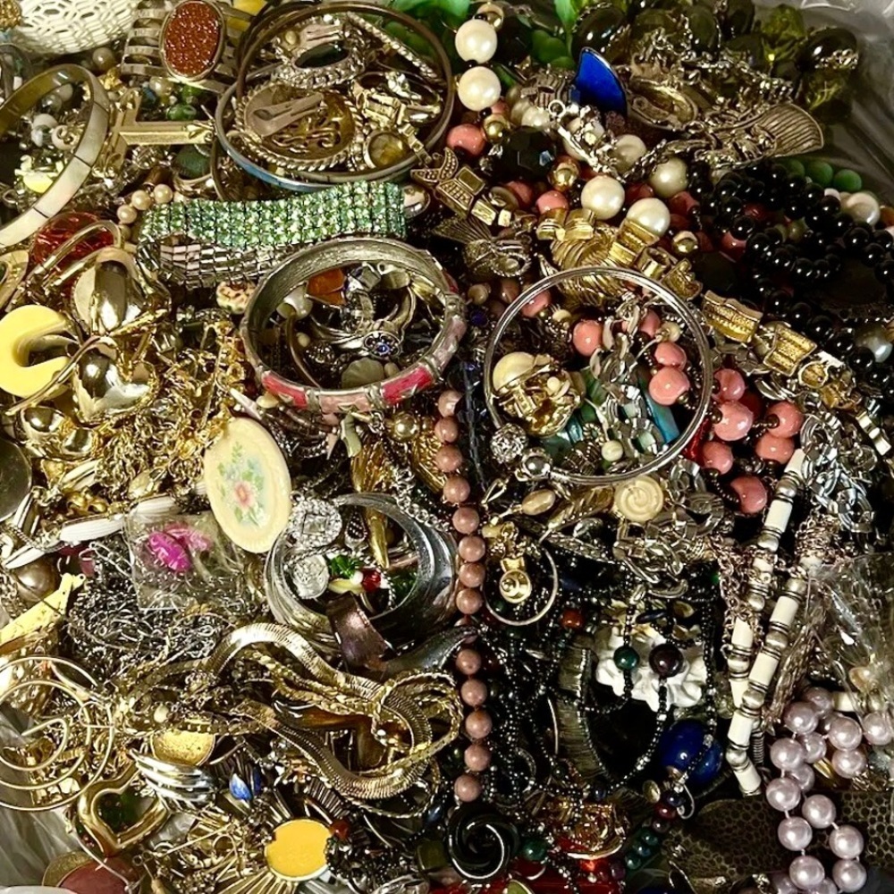 2.5 LBS CURATED Vintage jewelry lot-Gold silver Rhinestones, and pearls wearable - Picture 4 of 6